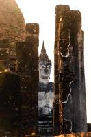 buddha-statue im wat-tempel schöner tempel im historischen park thailand foto