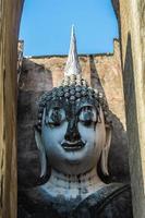 buddha-statue im wat-tempel schöner tempel im historischen park thailand foto