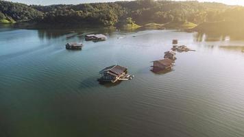 luftaufnahme des landschaftsreservoirs und des floßhauses thailand foto