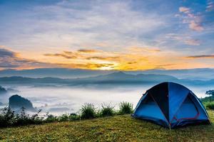 landschaft der berge nebel und zelt phu lanka nationalpark phayao provinz nördlich von thailand foto