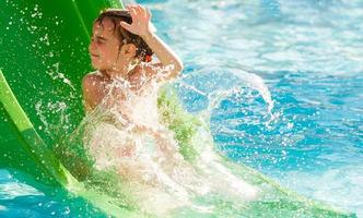 aquapark, mädchenrutsche auf wasserrutsche foto