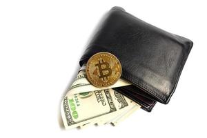 goldenes bitcoin mit brieftasche und bargeld isoliert auf weißem hintergrund konzeptbild für krypto foto