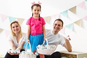 glückliche Familie mit Ostereiern. glückliche familie, die sich auf ostern vorbereitet. foto