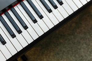 schwarz-weiße klaviertasten mit notizen draufsicht auf das konzept der musik foto