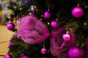 neujahrsdekor mit einem weihnachtsbaum mit kugeln foto