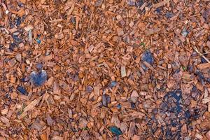 ein Haufen von gehacktem Holz Hintergrund rote Holzstücke für Blumenbeet foto