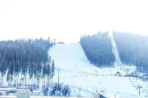 Panoramablick auf das Sportresort für den Winterurlaub - Himmel mit Gegenlicht - warmer Filter mit originalen Sonnenfarbtönen foto