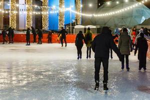 menschen freundschaft sport- und freizeitkonzept glückliche freunde auf der eisbahn foto