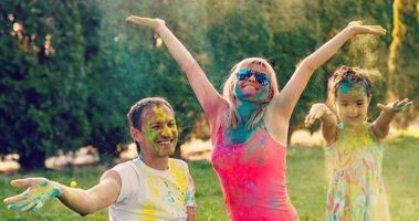 glückliche Familie mit Farbe. Konzept der freundlichen Familie. foto