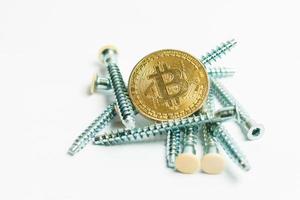 Zahnräder und Zahnräder aus nächster Nähe und Bitcoin-Münze weiß foto