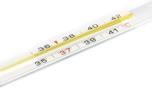 einzelnes Thermometer vor weißem Hintergrund foto