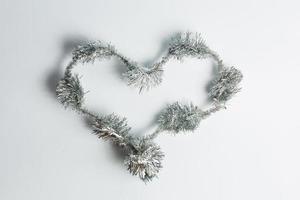 Weihnachtsbeleuchtung in Form von Herzen auf weißem Hintergrund foto