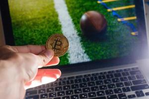 goldene bitcoin-münze gegen digitalwährungssport, ballhintergrund