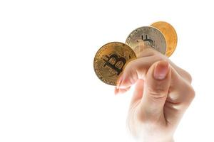 hand hält drei münzen der digitalen währung bitcoin foto