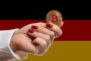 bitcoin nahaufnahme auf tastaturhintergrund die flagge von deutschland wird auf bitcoin gezeigt foto