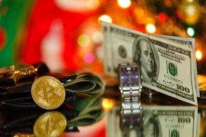 uhren mit bitcoin hautnah auf weihnachtshintergrund foto