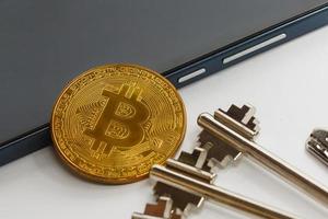 Gold-Silber-Bitcoin auf dem Chip mit der Schlüsselkrypta der Sicherheit des virtuellen Geldbergbaus foto