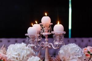 Kerzen auf dem Tisch foto