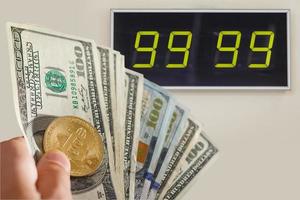 Bitcoin-Wechselkurs in Dollarkurs auf Monitoranzeige Kryptowährung foto