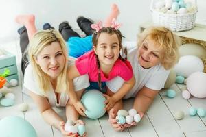 glückliche Familie mit Ostereiern. glückliches kleines Mädchen und Großmutter mit Ostereiern foto