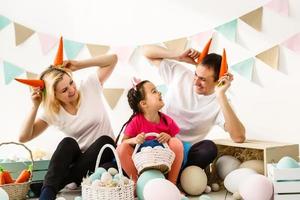 osterfamilie schmückt zusammen eier foto