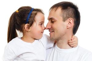Mädchen umarmt ihren Vater isoliert über einem weißen Hintergrund foto
