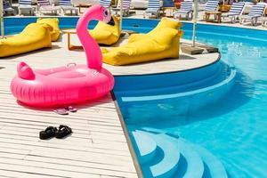 Der aufblasbare Kreis. rosa flamingo und ananas. Sommer. Schwimmbad. Wasserpark foto