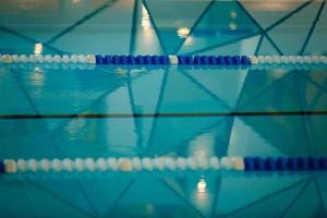 der blick auf ein leeres öffentliches schwimmbad innenbahnen eines wettbewerbsschwimmbadsports foto