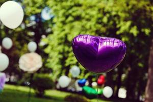 Luftballons am festlich gedeckten Tisch foto