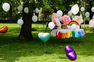 Luftballons am festlich gedeckten Tisch foto