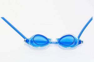 Blaue Brille zum Schwimmen mit Wassertropfen isoliert auf weißem Hintergrund foto