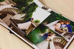Seiten des Hochzeitsfotobuchs oder des Hochzeitsalbums auf weißem Hintergrund foto