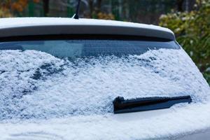 einschlafen nasser Schnee Auto Schneefall von nassem Schnee Schnee liegt auf dem Auto foto