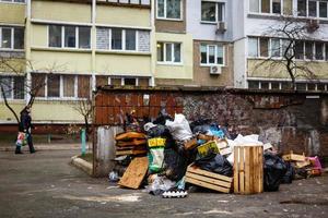 riesiger Müllhaufen in der Nähe von Häusern foto