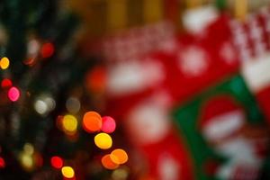 weihnachtsdekoration aus kamin und tannenbaum im wohnzimmer festliches und verschwommenes lichtdesign foto
