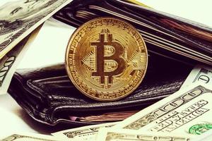 goldenes bitcoin mit brieftasche und bargeld isoliert auf weißem hintergrund konzeptbild für krypto foto