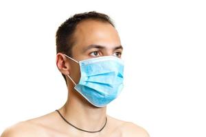 Porträt des jungen Arztes in Maske isoliert auf weißem Hintergrund hautnah foto