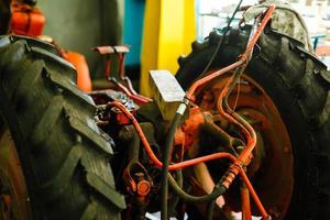 traktor motor rückansicht ölmaschinen technologie industrie herstellung von drähten stahlreifen foto