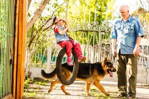 Mehrgenerationenfamilie geht mit Hund spazieren