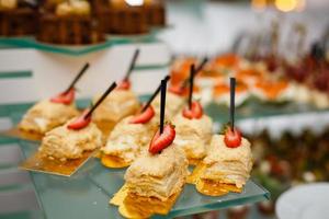 Napoleon-Torte mit Cranberry und Minze auf weißem Hintergrund foto