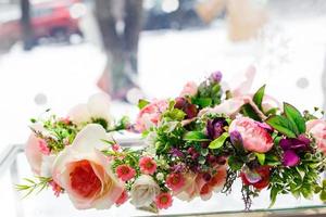 rundes rahmenkranzmuster mit rosen rosa blütenknospen zweige und blätter isoliert auf weiß foto