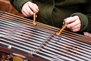 Der alte Mann spielt das ukrainische Saiteninstrument Becken foto