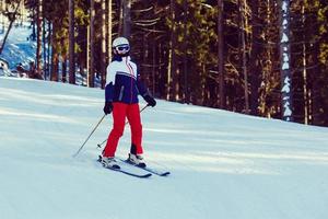 Frau auf dem Ski foto