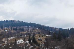 ländliche Siedlung mit kleinen Häusern hoch in den Bergen foto