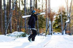 Skifahrer mit Blick auf schneebedeckte Berge foto