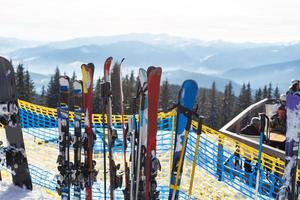 skifahren, wintersaison, berge und skiausrüstungen auf der skipiste foto