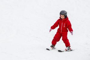 kleines mädchen, das ski lernt foto