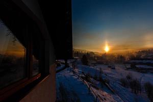 Bunter Herbstmorgen in den Karpaten. Dramatischer Sonnenaufgang im Bergdorf. nachbearbeitetes Foto im künstlerischen Stil.