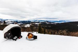 Skihelm und Skibrille liegen im Schnee foto