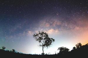 Milchstraße in wunderschöner Natur foto